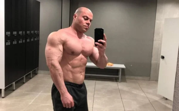Imagem colorida do personal trainer e fisiculturista Valter Aita - Metrópoles