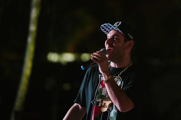MC brasiliense lança funk de boas ações com renda para causas sociais