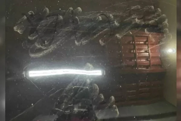 funcionário escreve viado em vidro do carro do patrão e é denunciado na polícia