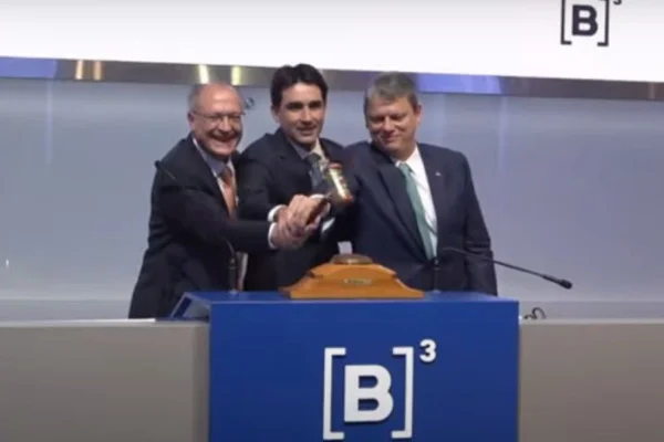 Foto colorida de Geraldo Alckmin, Silvio Costa Filho e Tarcísio de Freitas
