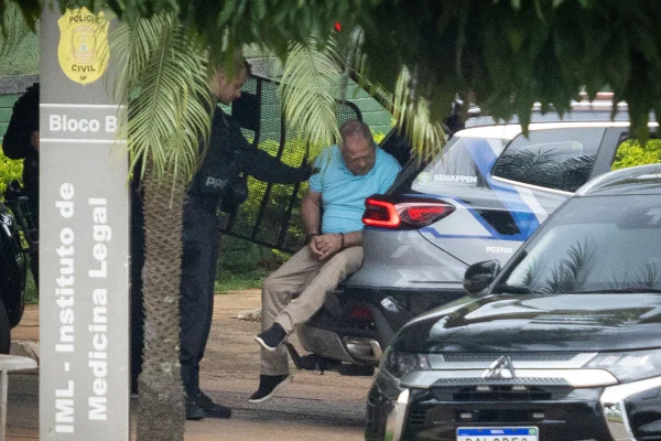 O deputado federal Chiquinho Brazão deixa o IML após exame de corpo de delito