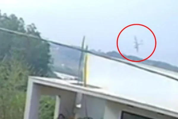 Registro da aeronave nos instantes que antecederam o impacto da queda, obtido a partir de vídeo capturado por Circuito Fechado de Sistema de Vigilância Residencial (CFTV). - Metrópoles