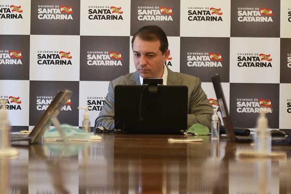 Governador de Santa Catarina, Carlos Moisés diz estar com Covid-19