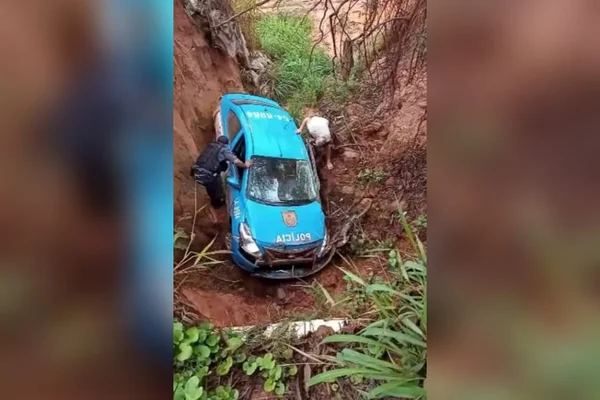 Viatura da PM do Rio cai em ribanceira