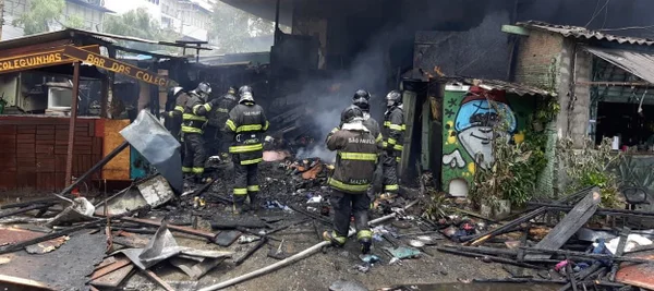 Bombeiros controlam incêndio no Cambuci, em São Paulo