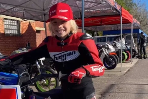 Lorenzo Somaschini posa, sorridente, ao lado de sua moto - Metrópoles