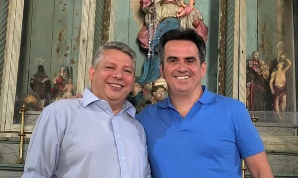 Foto colorida de José Trabulo, à esqueda de camisa clara, e do senador Ciro Nogueira, à direita, de camisa azul - Metrópoles