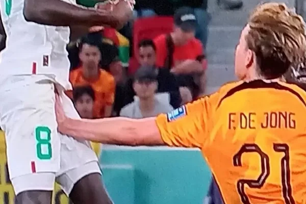 Mão “nos países baixos”: lance de Senegal x Holanda vira meme. Veja