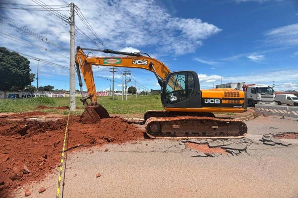 Após carro afundar em cratera, GDF mobiliza mutirão em Ceilândia
