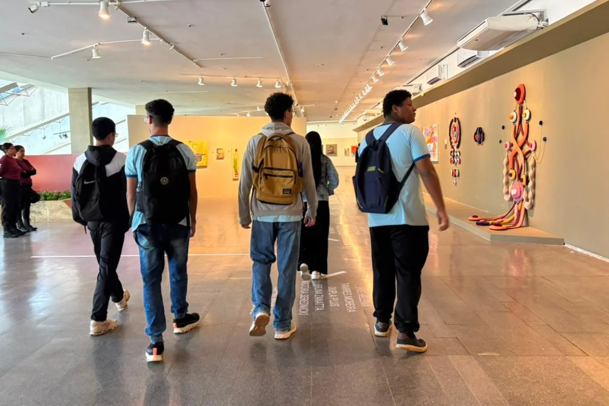 Visita escolar leva alunos do CEM 404 à Constelações Contemporâneas Visita escolar leva alunos do CEM 404 à Constelações Contemporâneas