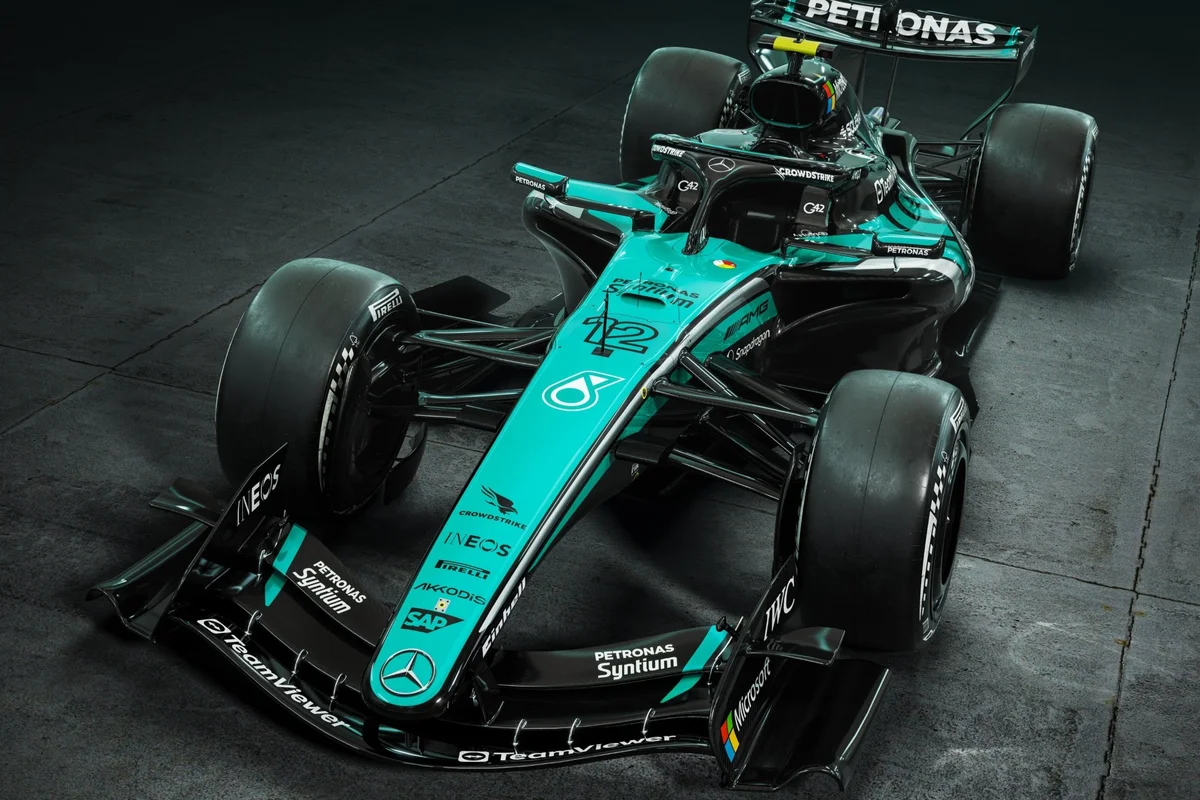 Fórmula 1: Mercedes ganha pintura especial para o GP do Bahrein na Malásia - imagem 1 Fórmula 1: Mercedes ganha pintura especial para o GP do Bahrein na Malásia - imagem 1
