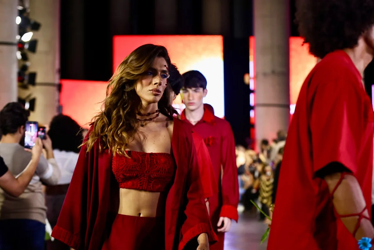 Metrópoles Catwalk encerra 3ª edição com Negra Li na passarela - imagem 4 Metrópoles Catwalk encerra 3ª edição com Negra Li na passarela - imagem 4