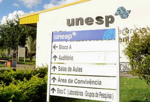 Imagem colorida da fachada da Universidade Estadual Paulista