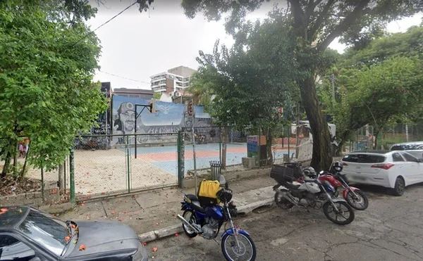 imagem colorida de quadra de basquete reformada