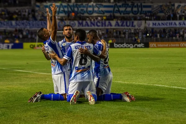 Com pênalti polêmico, CSA vence o Avaí em duelo contra o rebaixamento