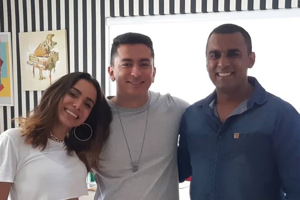 Anitta conhece irmão após teste de DNA: “Muita felicidade”