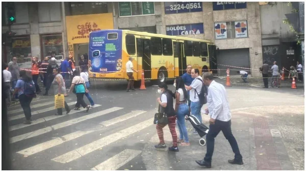 ônibus bate em lotérica em BH