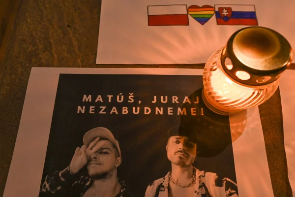 Homenagem no Consulado Geral da República Eslovaca em Cracóvia pela morte de duas em frente a um bar gay