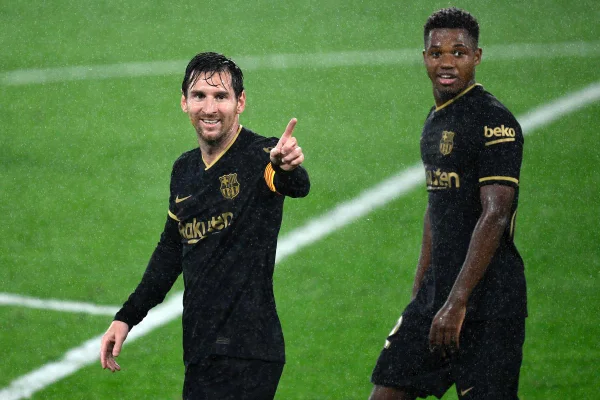 Com um a menos, Barcelona vence Celta e mantém 100% no Espanhol