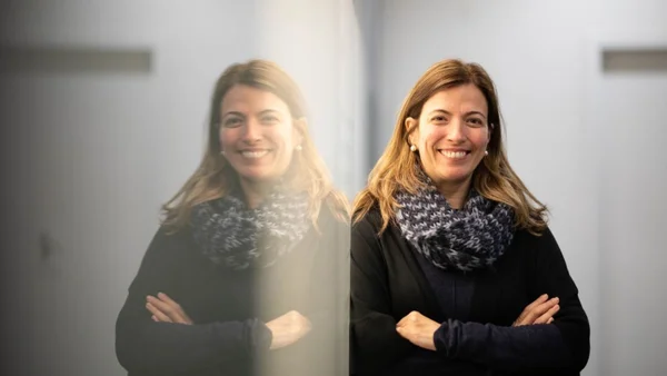 Fotografia colorida mostrando mulher encostada em vidro e seu reflexo aparecendo - Metrópoles