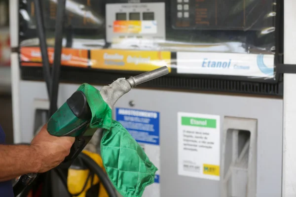 Vídeo. PM surta e agride funcionários de posto em Santa Maria
