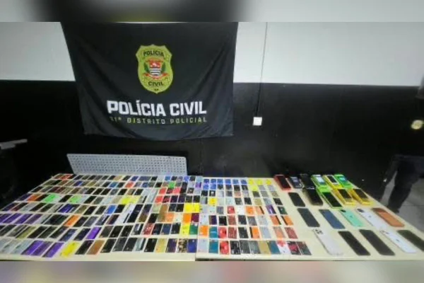 Imagem colorida mostra cartões apreendidos pela polícia com quadrilha presa por dar golpe em bloco de Carnaval - Metrópoles