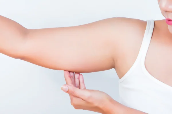 Mulheres 50+: veja 3 exercícios que “queimam” a gordura do braço