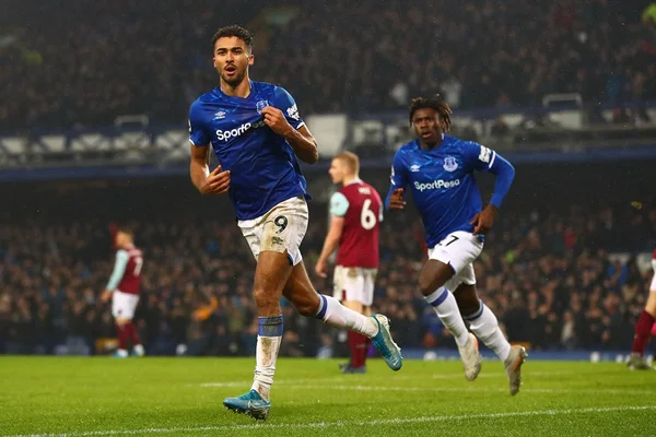 Everton vence na estreia de Ancelotti; Arsenal e Chelsea tropeçam