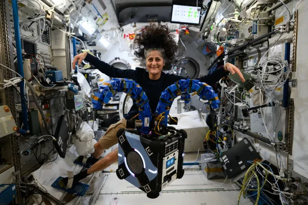 Imagem colorida mostra astronauta Suni Williams, da Nasa - Metrópoles
