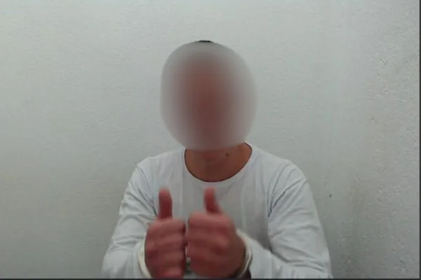 Homem branco com rosto embaçado e camisera branca de manga comprida - Metrópoles