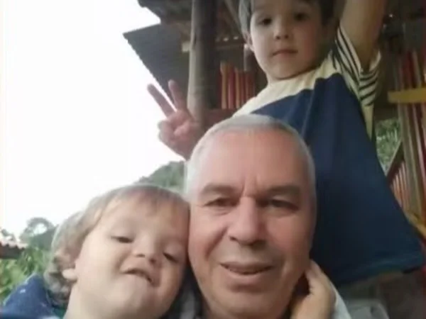 Imagem colorida de José Maria com os netos Breno e Leonardo - Metrópoles