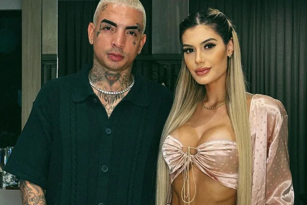 MC Guimê e a namorada, Fernanda Stroschein, posam juntos durante a Páscoa - Metrópoles