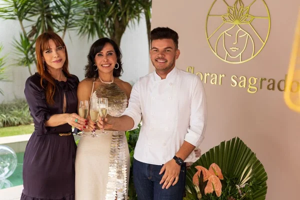 Michella Marys e Junior Menezes oferecem almoço em celebração a Cleucy