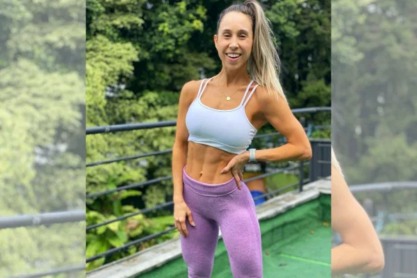 Mulher posa para a foto com a mão na cintura
