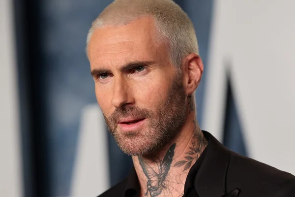 Foto colorida de Adam Levine - Metrópoles