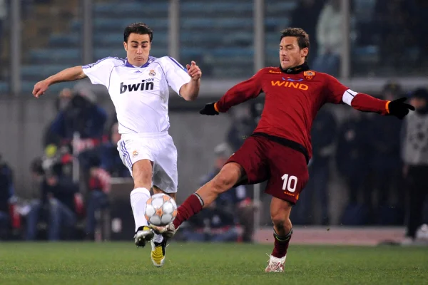 Foto colorida de Francesco Totti, da Roma, contra Real Madrid - Metrópoles