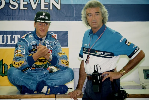 Foto colorida de empresário Flavio Briatore e Schumacher - Metrópoles