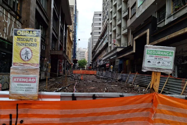 imagem colorida mostra canteiro de obras entre prédios na rua dom josé de barros, na república