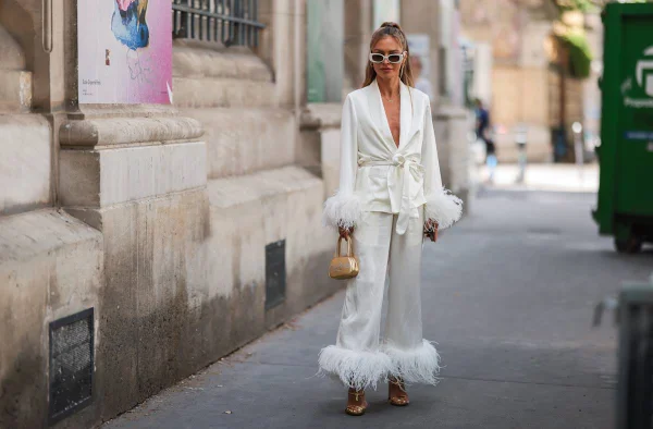 Mulher com pijama branco e plumas