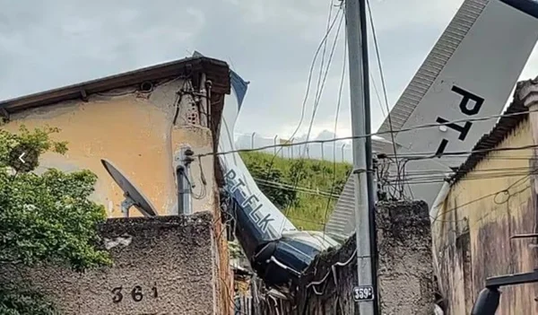 imagem colorida de avião que caiu em casas em belo horizonte
