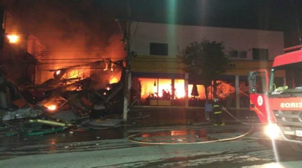 Cuiabá: Bombeiros ficam feridos após prédio desabar em incêndio