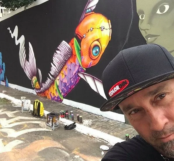 Após polêmica, grafite volta a colorir muro do Beco do Batman, em SP
