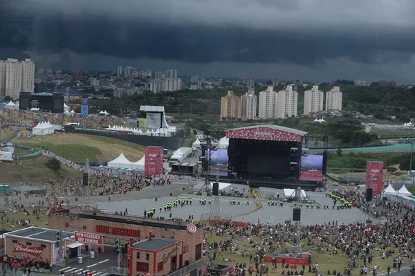 Shows do Lollapalooza são interrompidos por alerta de tempestade