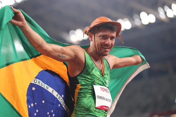 Petrúcio Ferreira bate o recorde paralímpico e é bicampeão nos 100m