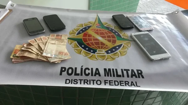 Homem procurado por roubo é preso vendendo celulares falsificados