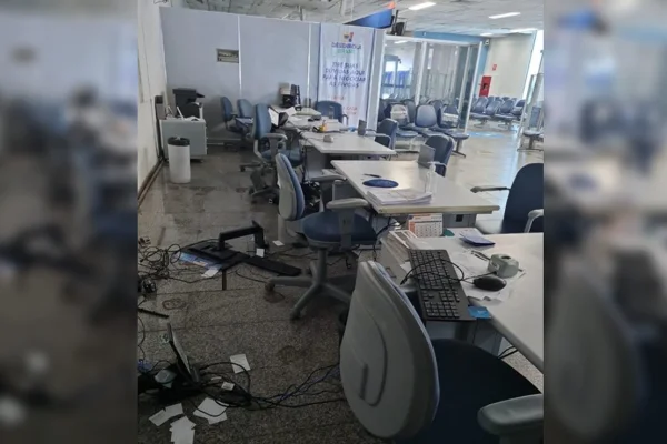 Revoltado ao não conseguir furtar cofre, homem surta e quebra agência