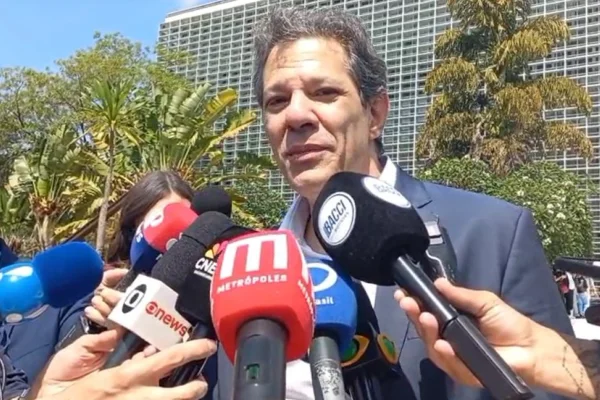 O ministro Fernando Haddad dá entrevista na Alesp, durante velório do ex-deputado Paulo Frateschi - Metrópoles