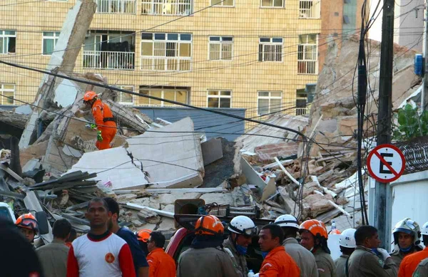 Imagem colorida de prédio que desabou em Fortaleza - Metrópoles