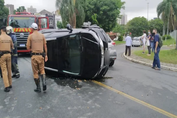Óculos embaça, motorista perde controle de carro e causa acidente no PR