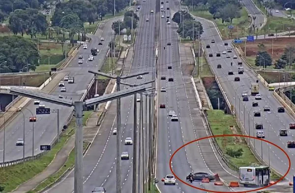 Imagem colorida de um acidente de transito - Metrópoles
